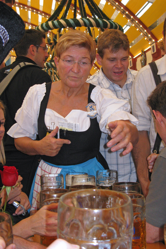 Munich-Oktoberfest-waitress © J Horak 2019