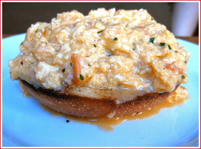 Scrambled egg on bagel