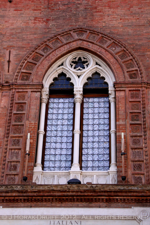 Bologna Palazzo dAccursio wnidow © J Horak-Druiff 2012