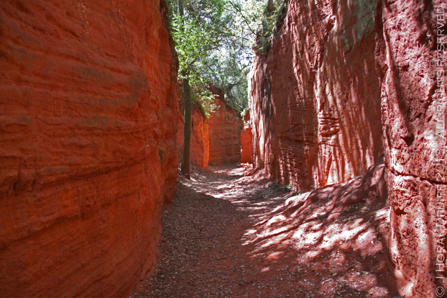 TerraventouxRedCliffs2 © J Horak-Druiff 2013