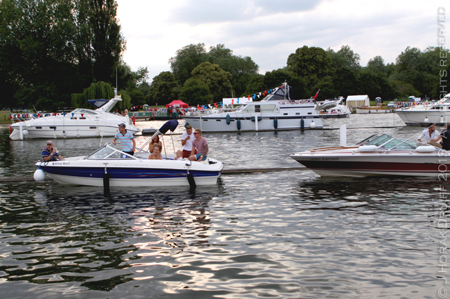 BMWHenleyFestivalRiver1© J Horak-Druiff 2013