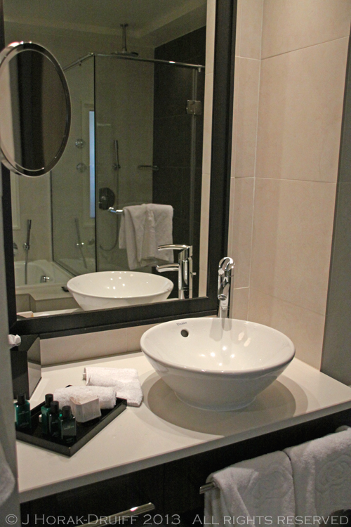 SofitelLaDefenseParisBathroom © J Horak-Druiff 2013