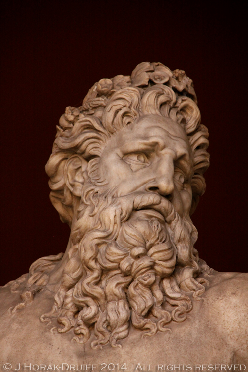 SatSnapsVaticanStatue © J Horak-Druiff 2014