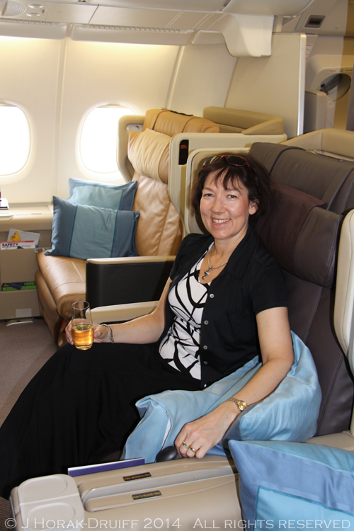 SingaporeAirlinesBusinessClassSeatSeated © J Horak-Druiff 2014