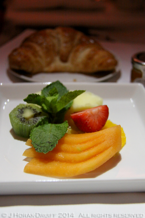 SingaporeAirlinesBusinessClassBreakfastFruit