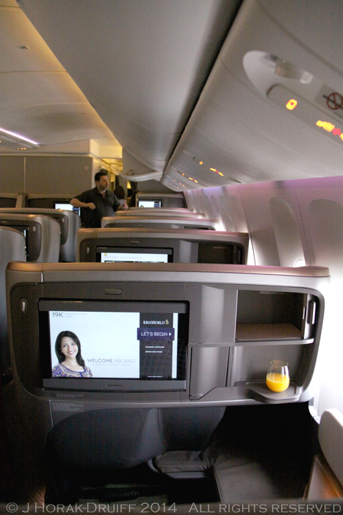 SingaporeAirlinesBusinessClass777Cabin2