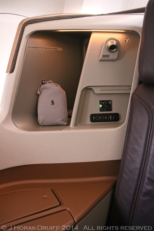 SingaporeAirlinesBusinessClass777SeatStowage