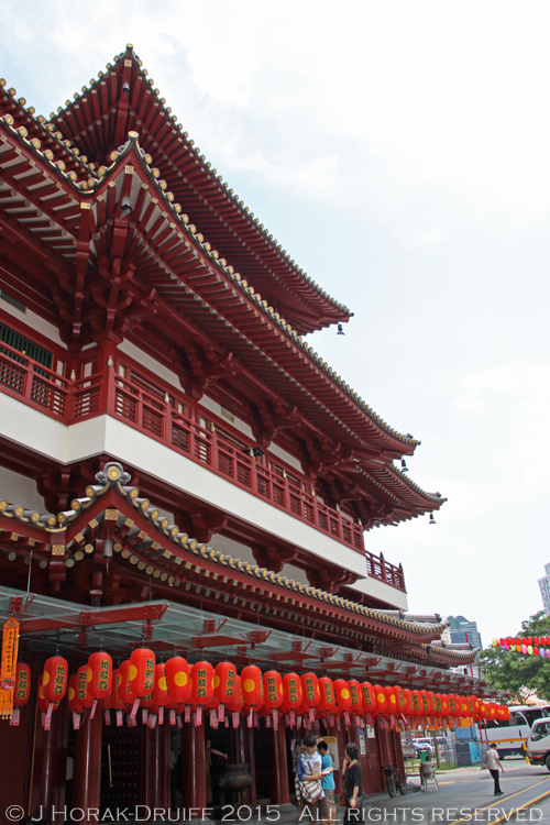 SingaporeBuddhaToothTempleExterior 