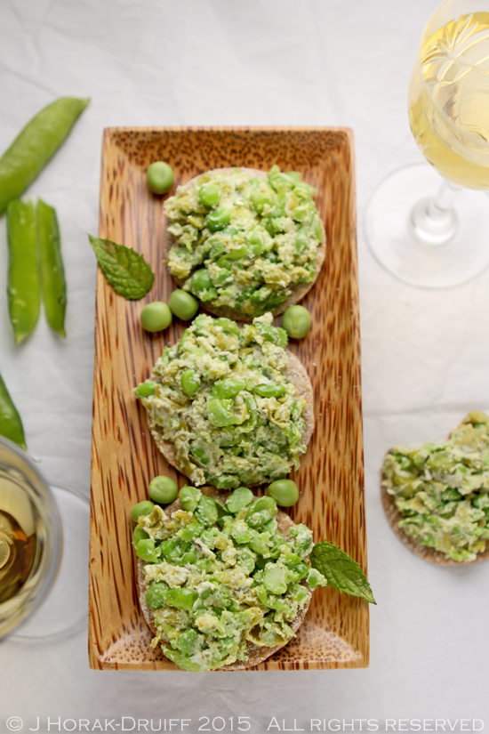 Easy peasy 3-ingredient smashed pea, feta and mint crostini - add a touch of glamour to any dinner party with these fresh, delicious bites! | www.cooksister.com