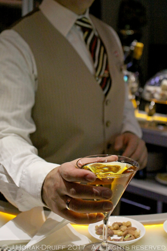 Emirates-A380-bar-barman2 