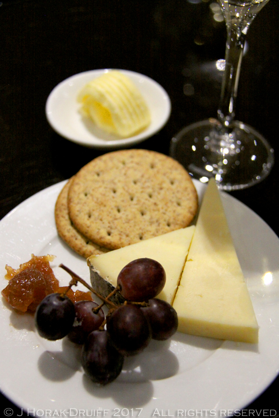 Emirates-Lounge-Cheese