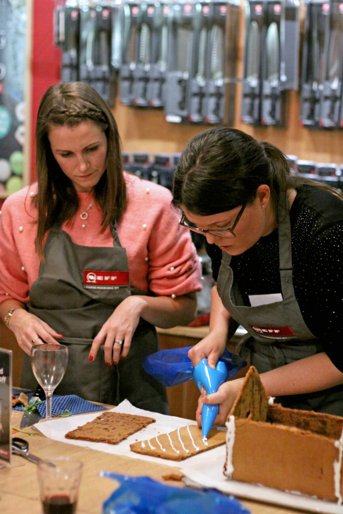 NEFF-gingerbread-house-building