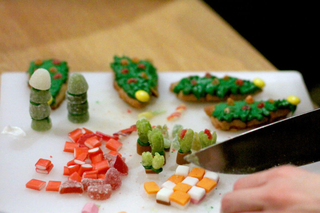 NEFF -gingerbread-house-bakeoff-decorating2