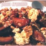 Spicy plum crumble in a flash