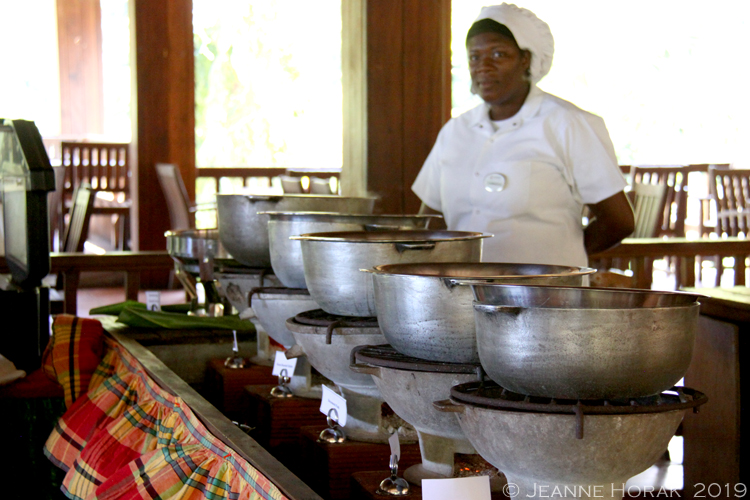 Grenada-Belmont-buffet © Jeanne Horak 2019