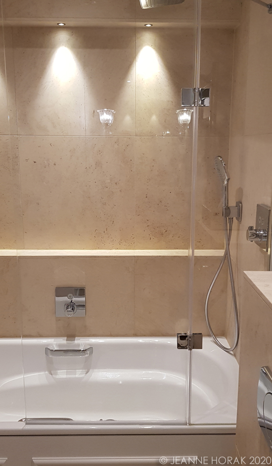 White Horse Inn Frankel room bath