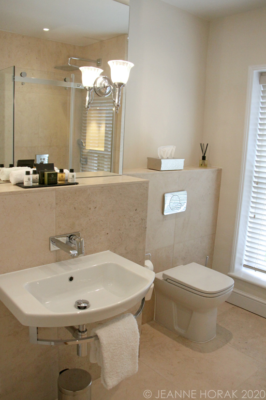 White Horse Inn Galileo room bathroom