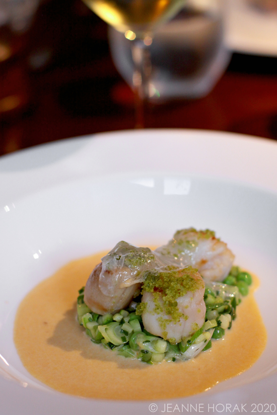 Scallops on peas