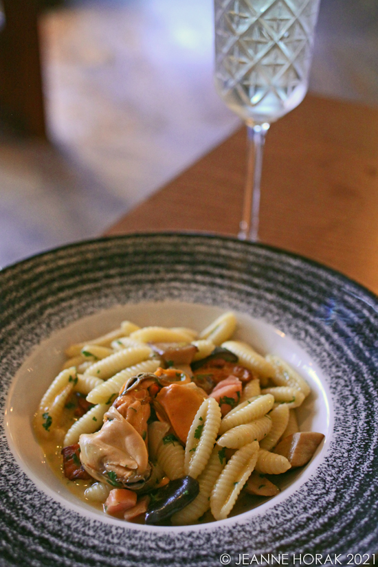 Pasta with shellfish and mushrooms