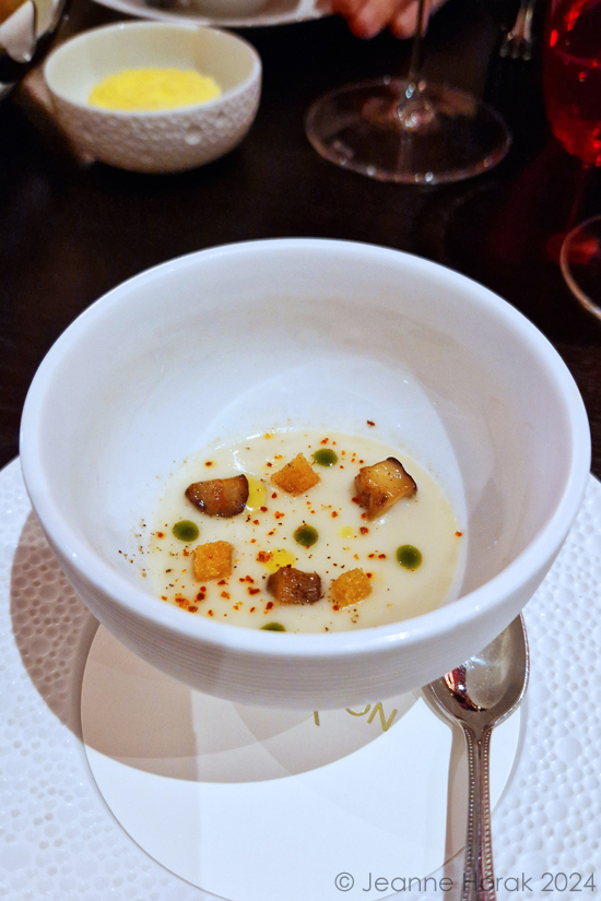 Jerusalem artichoke soup with croutons 